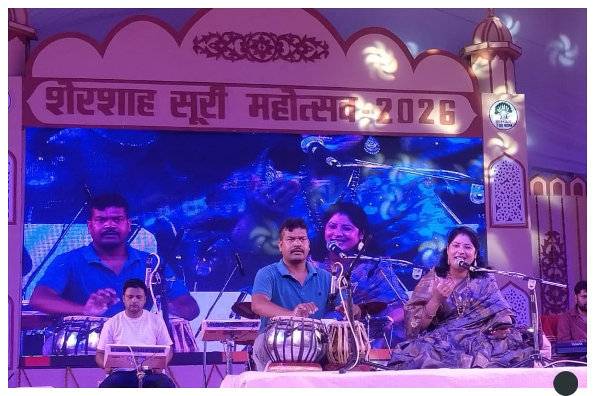 सीतामढ़ी: शेरशाह सूरी महोत्सव में छाईं सीतामढ़ी की मोनी झा, लोकगीत पर झूमे दर्शक