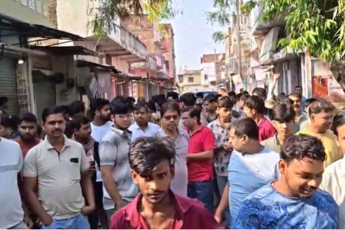 जीरादेई: दुकानदारों ने किया सड़क जाम, घंटों बाधित रही सड़क