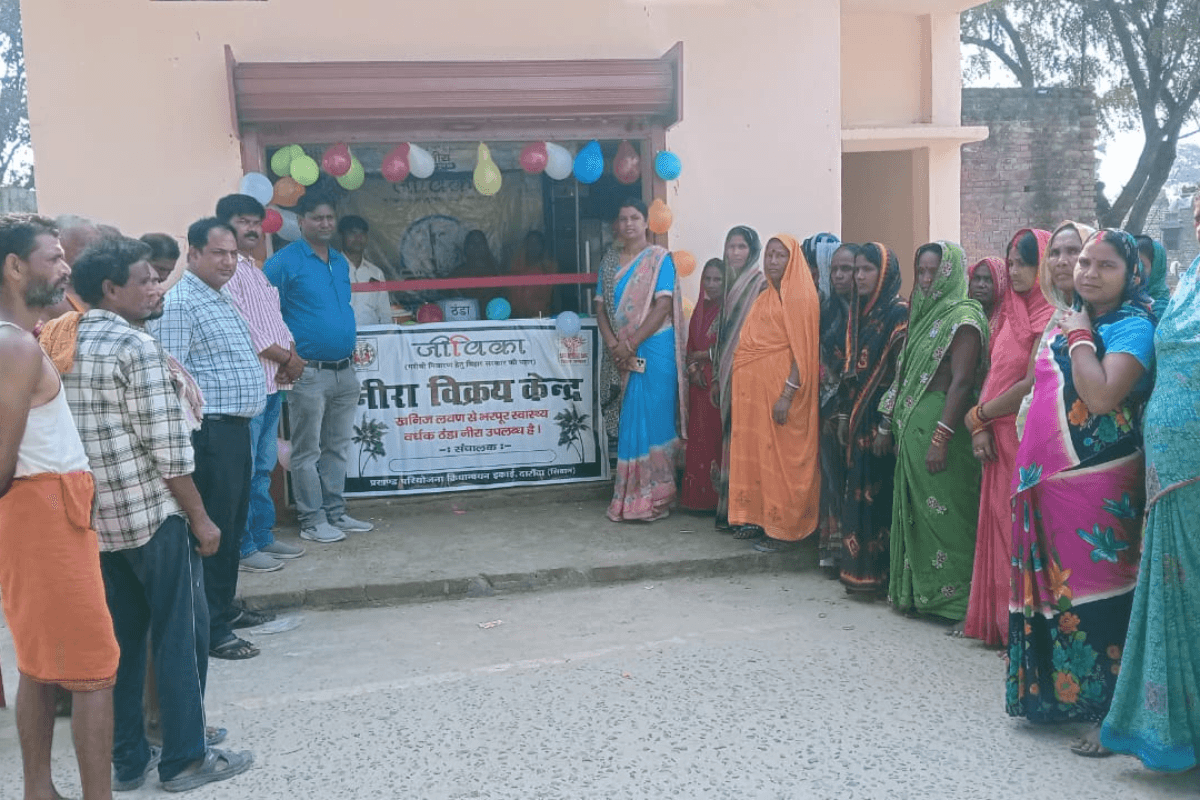 सीवान के दरौंदा में जीविका द्वारा अस्थाई नीरा बिक्री केंद्र की शुरुआत