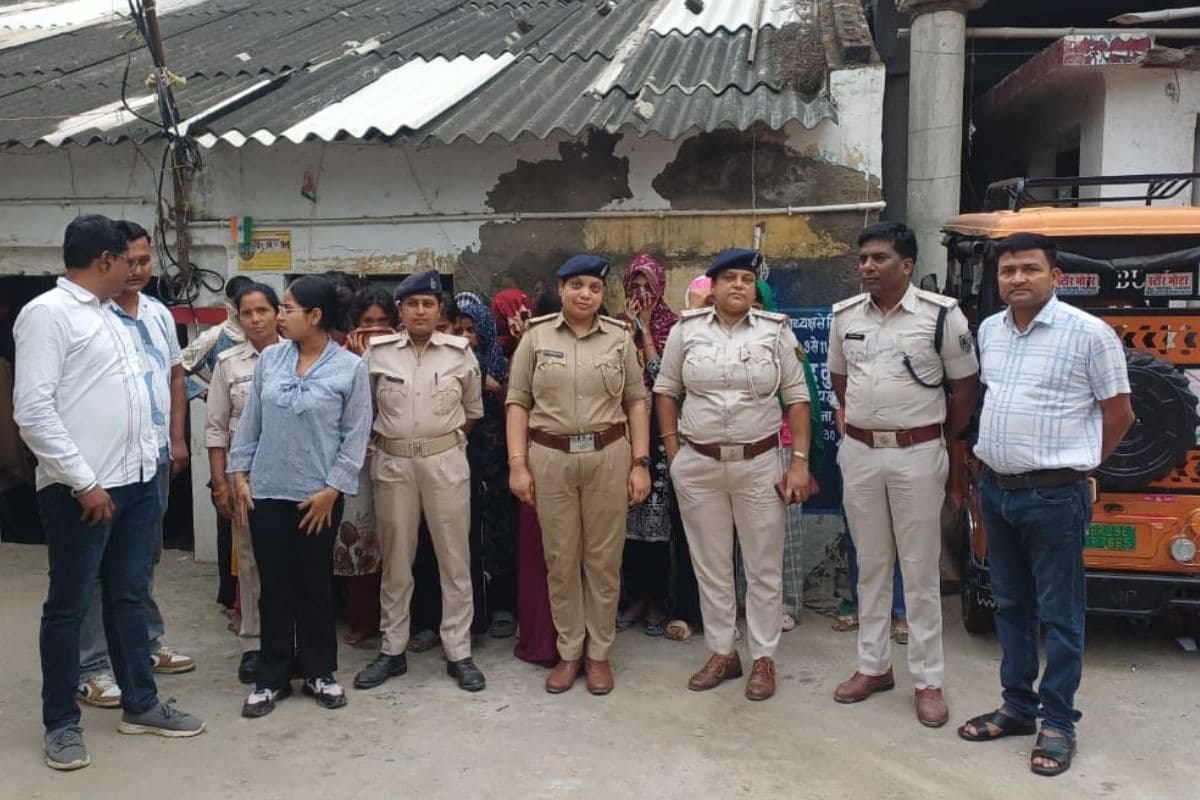 सीवान में दलालों के चंगुल से छुड़ाईं गईं 21 नाबालिग लड़कियां, आर्केस्ट्रा अड्डों पर पुलिस का बड़ा एक्शन