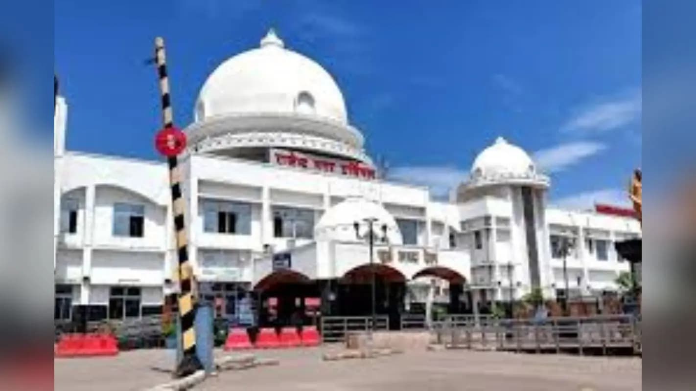पटना: महिला सिपाही पर कुर्सी से हमला करने वाला आरपीएफ जवान सस्पेंड, आरोपी की तलाश जारी
