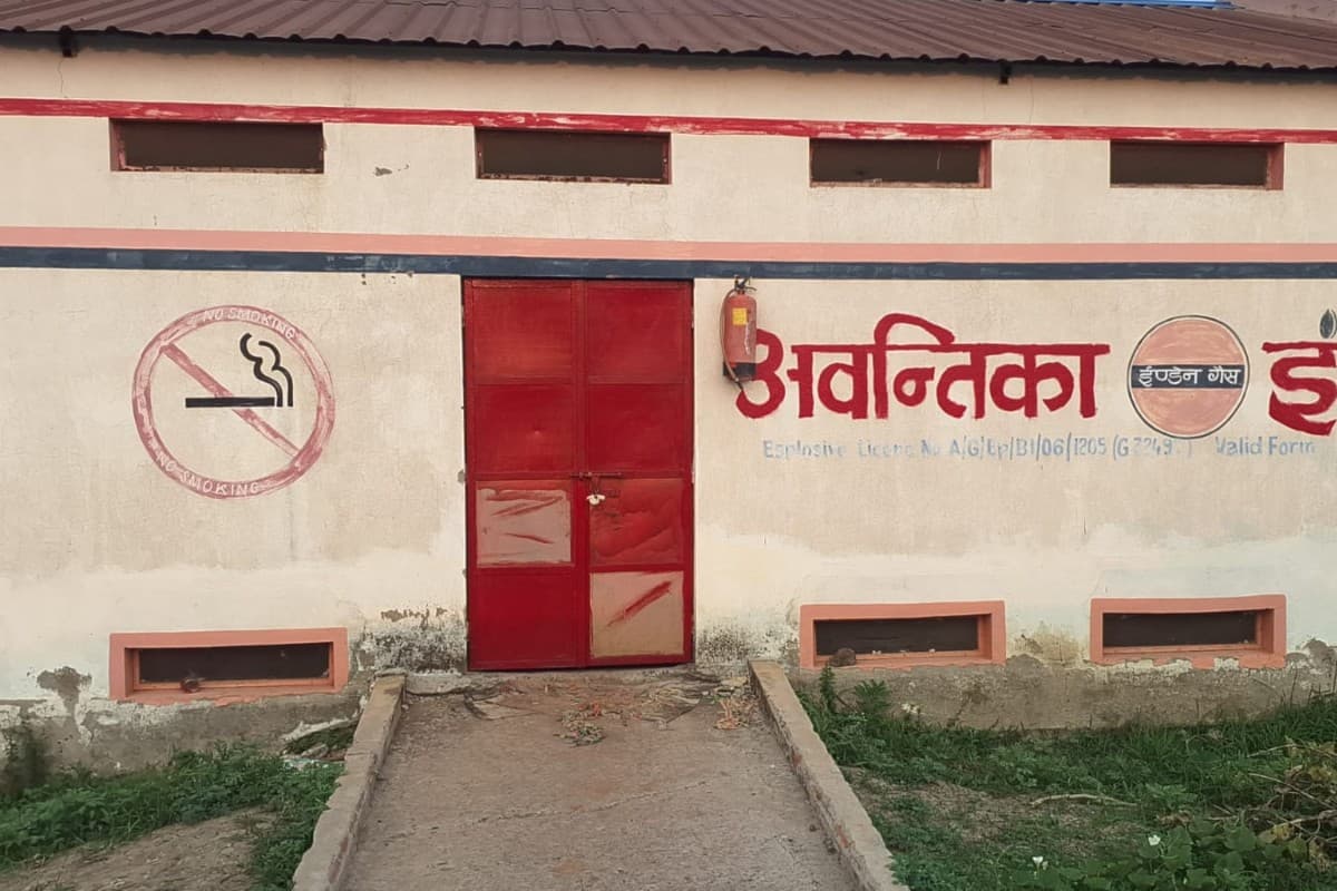 Madhubani News: बेनीपट्टी में इंडेन गैस एजेंसी पर बड़ी कार्रवाई, स्टॉक में गड़बड़ी मिलने पर गोदाम सील