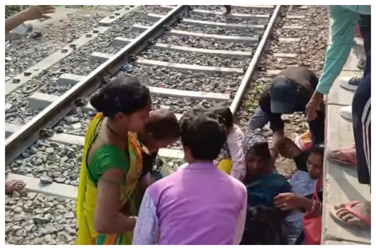 Samastipur News: शाहपुर पटोरी स्टेशन पर मालगाड़ी के नीचे फंसी 5 महिलाएं पटरी पर लेटकर बचाई जान