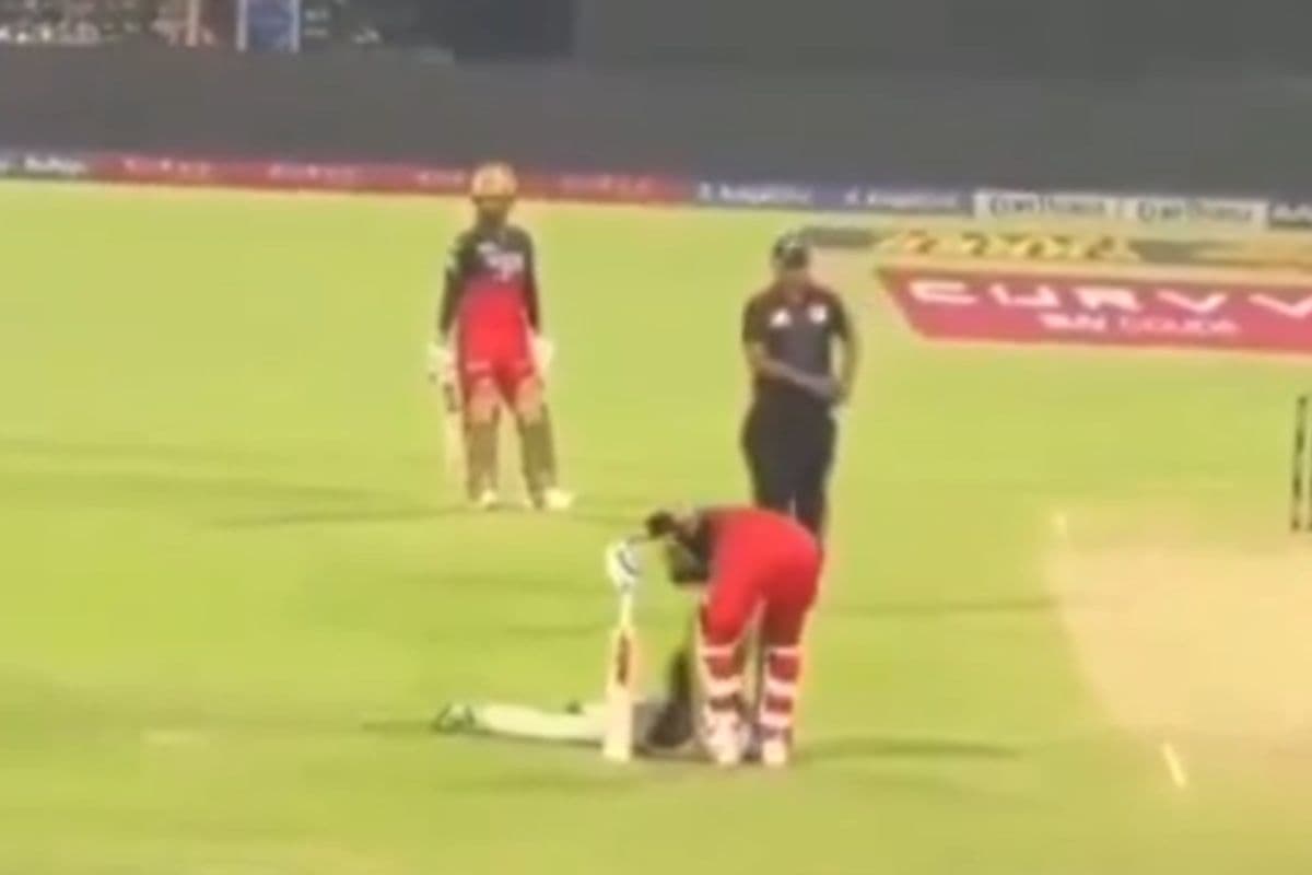 आरसीबी-केकेआर मैच के दौरान मैदान में घुसा विराट फैन, सोशल मीडिया पर वीडियो वायरल 