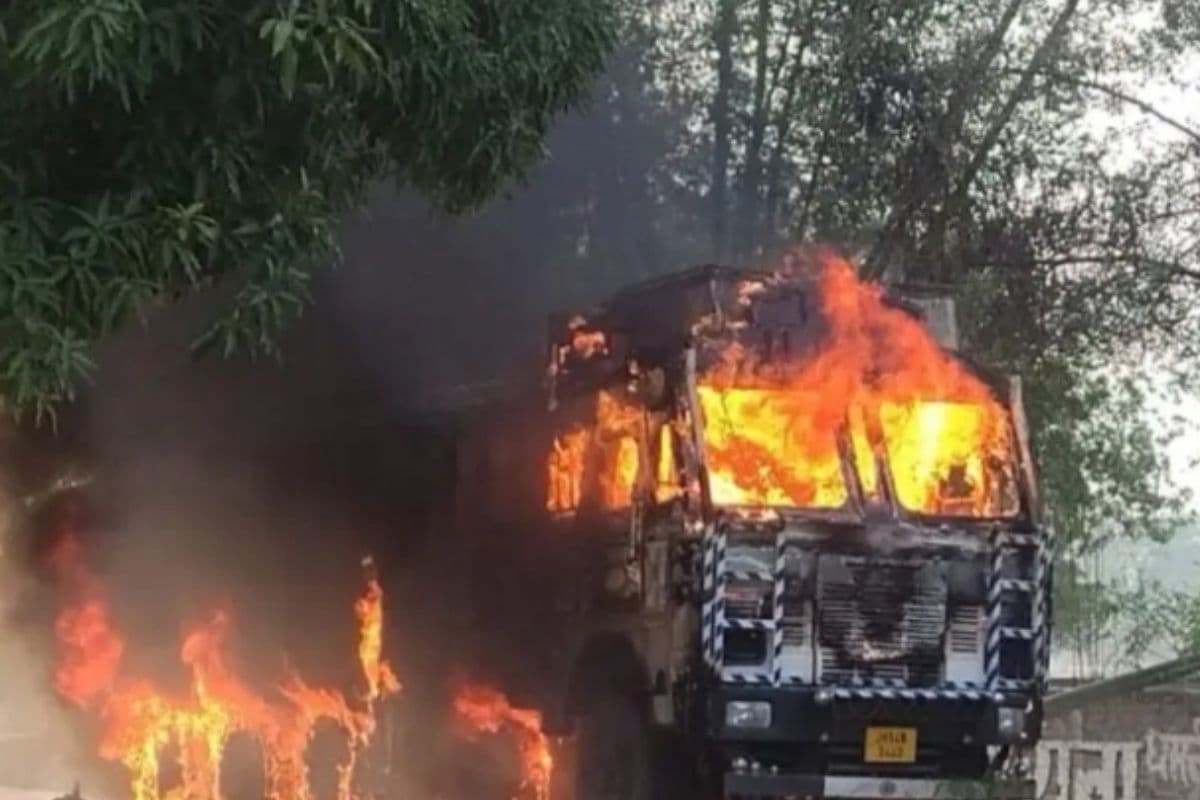 गढ़वा: सड़क किनारे खड़ी ट्रक में लगी आग, पूरी गाड़ी जलकर राख 