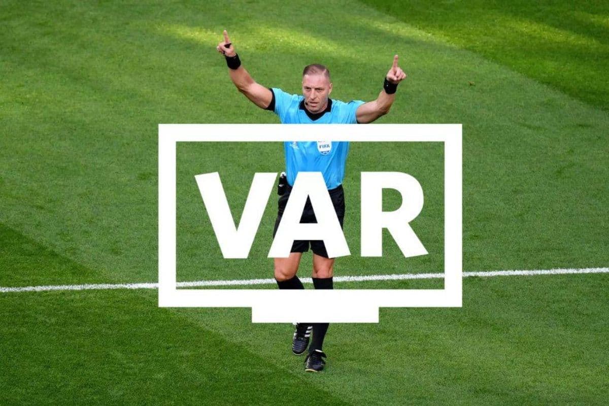 VAR Check आते ही क्यों छा जाता है सन्नाटा... फीफा वर्ल्ड कप 2026 से पहले समझें क्या है रूल?