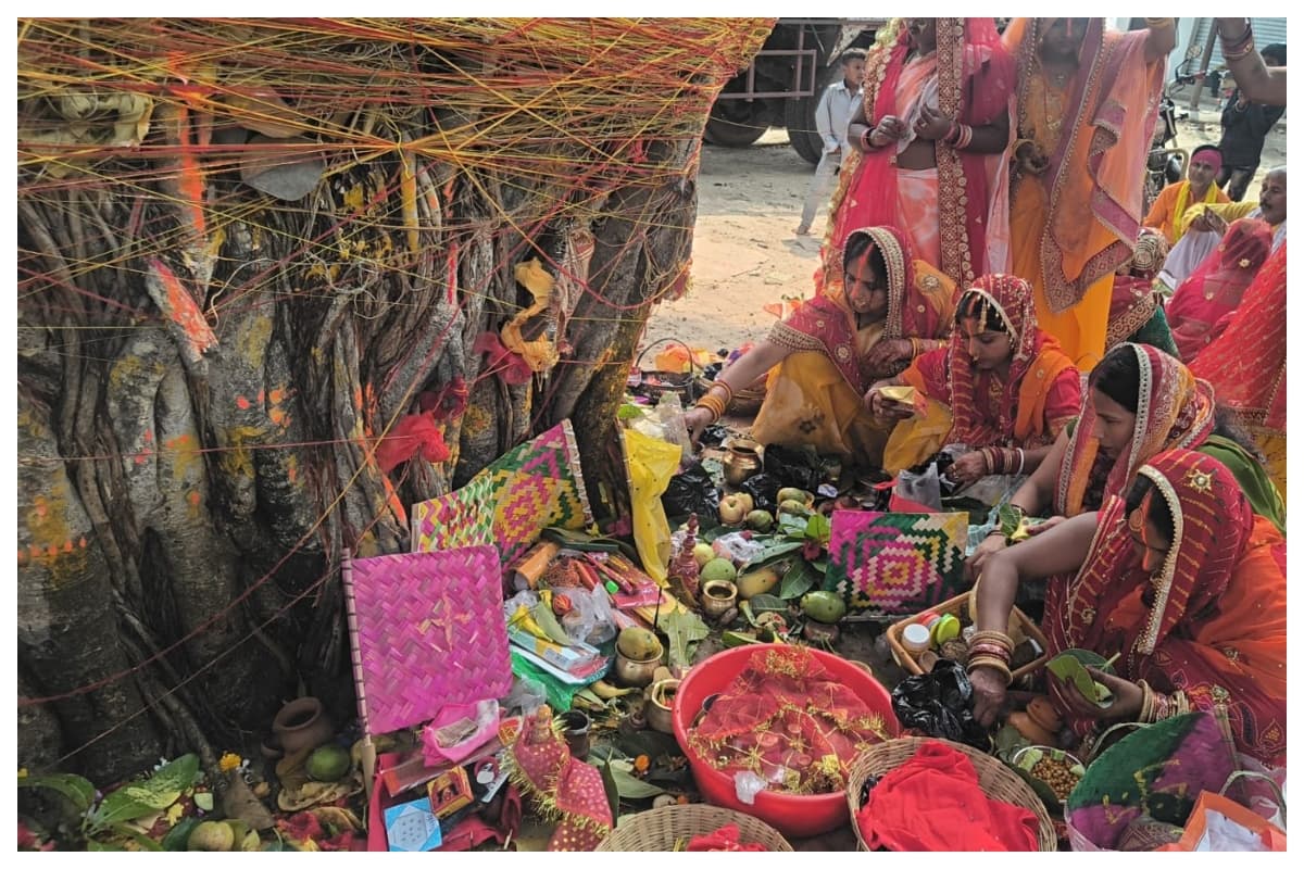 Motihari: मधुबन में नवविवाहित ने रखा वट सावित्री व्रत, पति की लंबी उम्र और सुख-समृद्धि की कामना