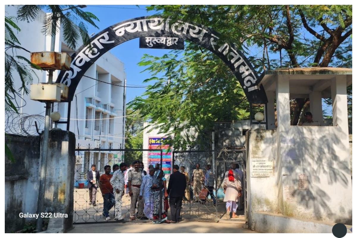 सीतामढ़ी: हत्या-लूट के वांछित दो इनामी बदमाश, विकेश और समरजीत ने कोर्ट में किया सरेंडर