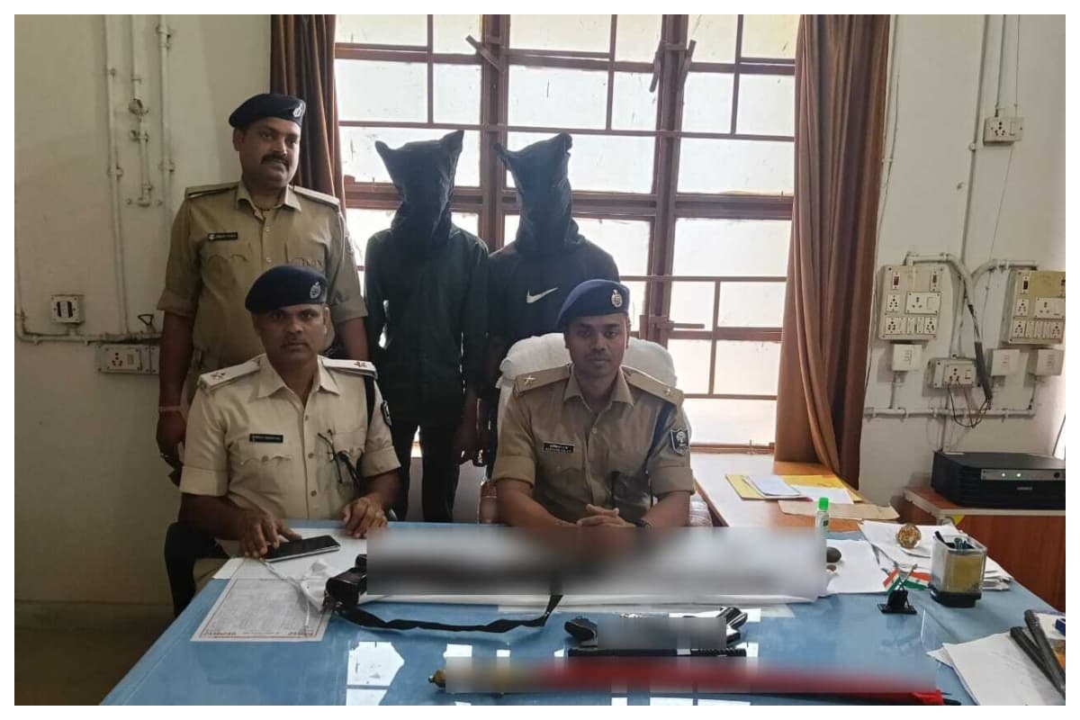 बेतिया: चेन छिनतई मामले में दो अपराधी गिरफ्तार, हथियार और चोरी की बाइक बरामद