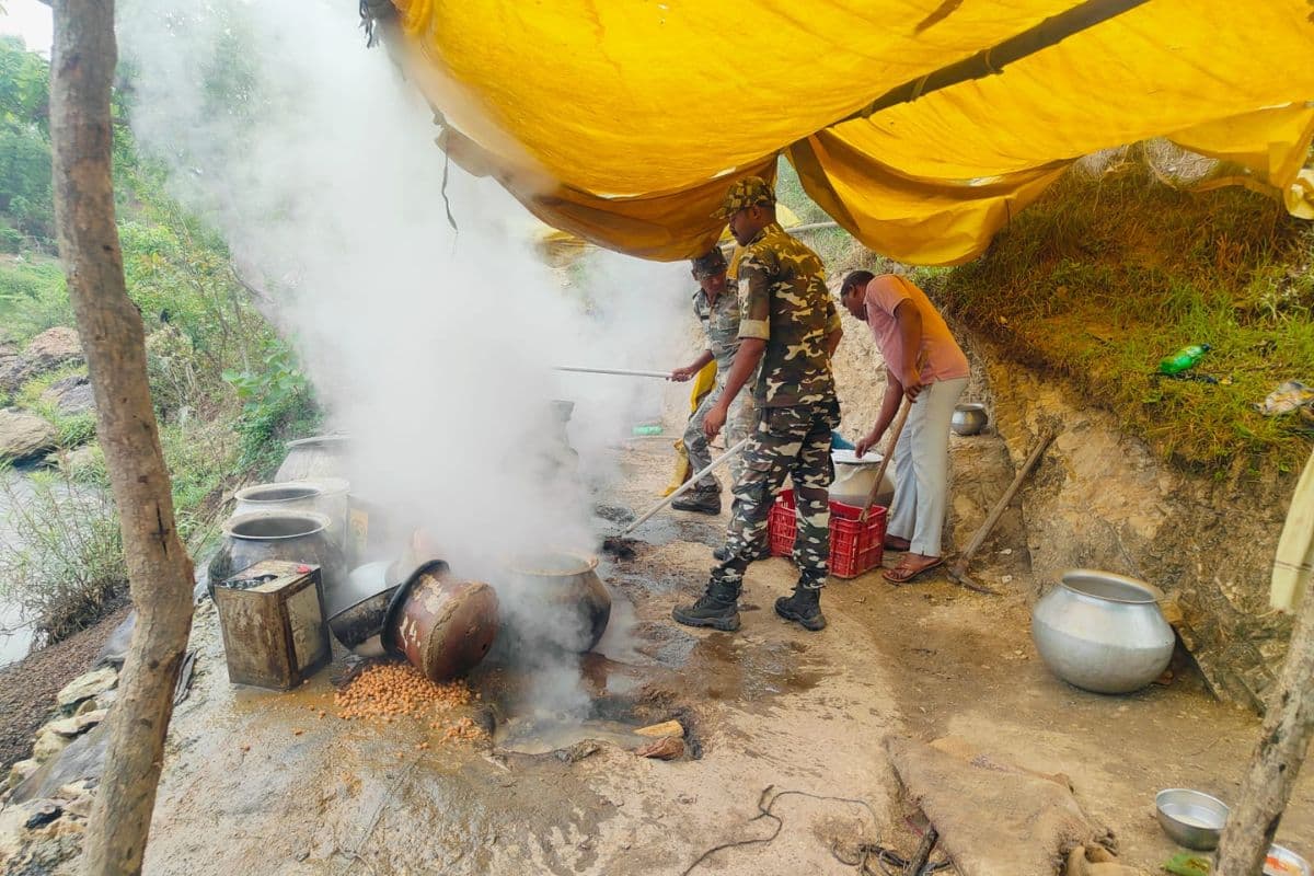 पश्चिमी सिंहभूम में उत्पाद विभाग की कार्रवाई, छह शराब भट्टी किया गया ध्वस्त