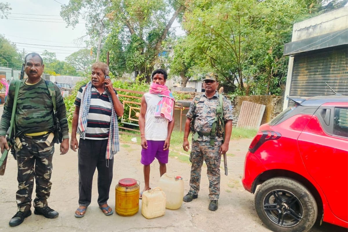 पश्चिमी सिंहभूम: उत्पाद विभाग की ताबातोड़ छापेमारी, देशी-विदेशी शराब के साथ तीन गिरफ्तार