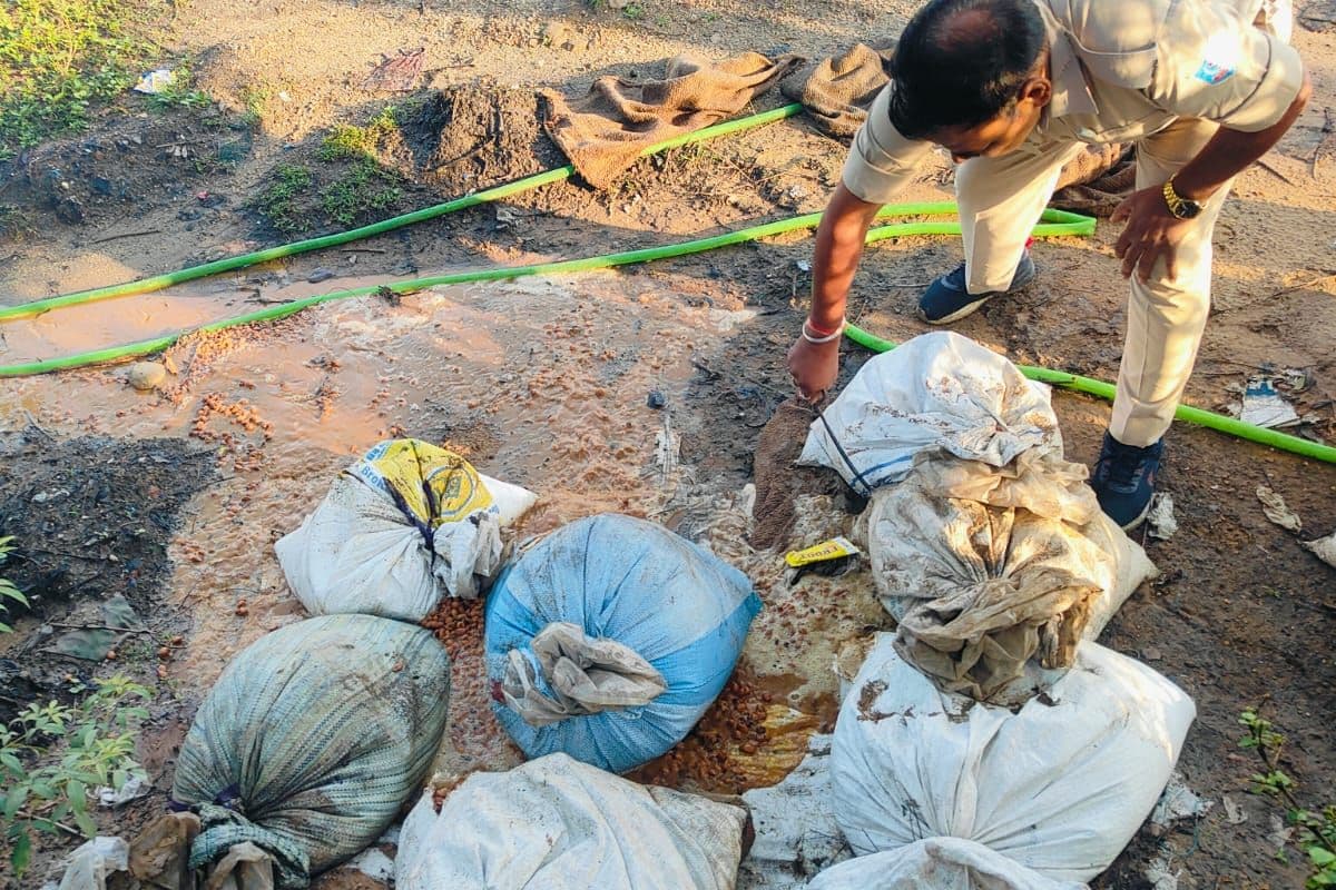 पश्चिमी सिंहभूम में उत्पाद विभाग की छापेमारी, एक गिरफ्तार, चार फरार