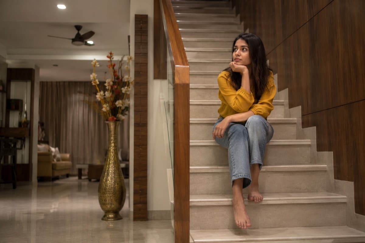 घर की सीढ़ियों पर बैठने की एक गलती छीन सकती है आपकी सुख-शांति, जानें क्या कहता है वास्तु शास्त्र