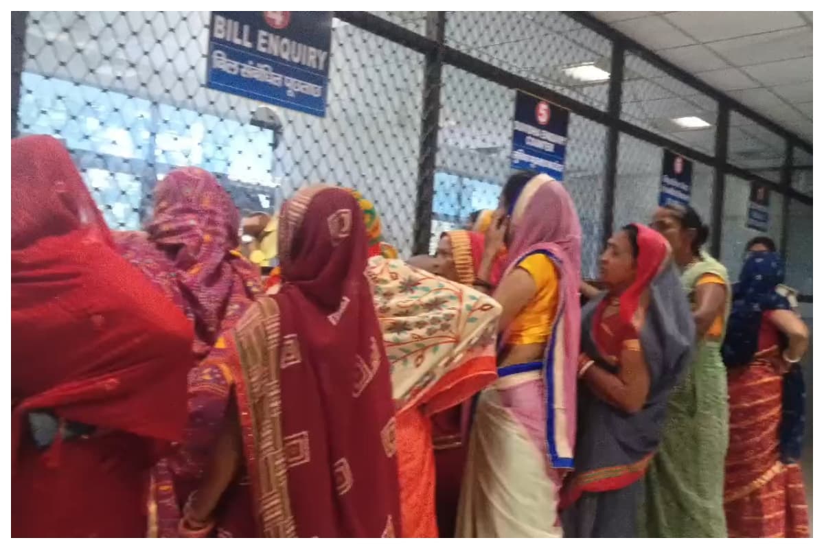 सीतामढ़ी: बिजली संकट पर महिलाओं का फूटा गुस्सा, कार्यालय पहुंचकर किया हंगामा