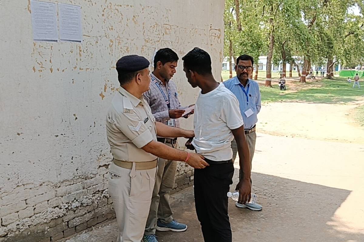 कैमूर में सिपाही भर्ती परीक्षा में फर्जी परीक्षार्थी धराया, दूसरे अभ्यर्थी की जगह दे रहा था परीक्षा