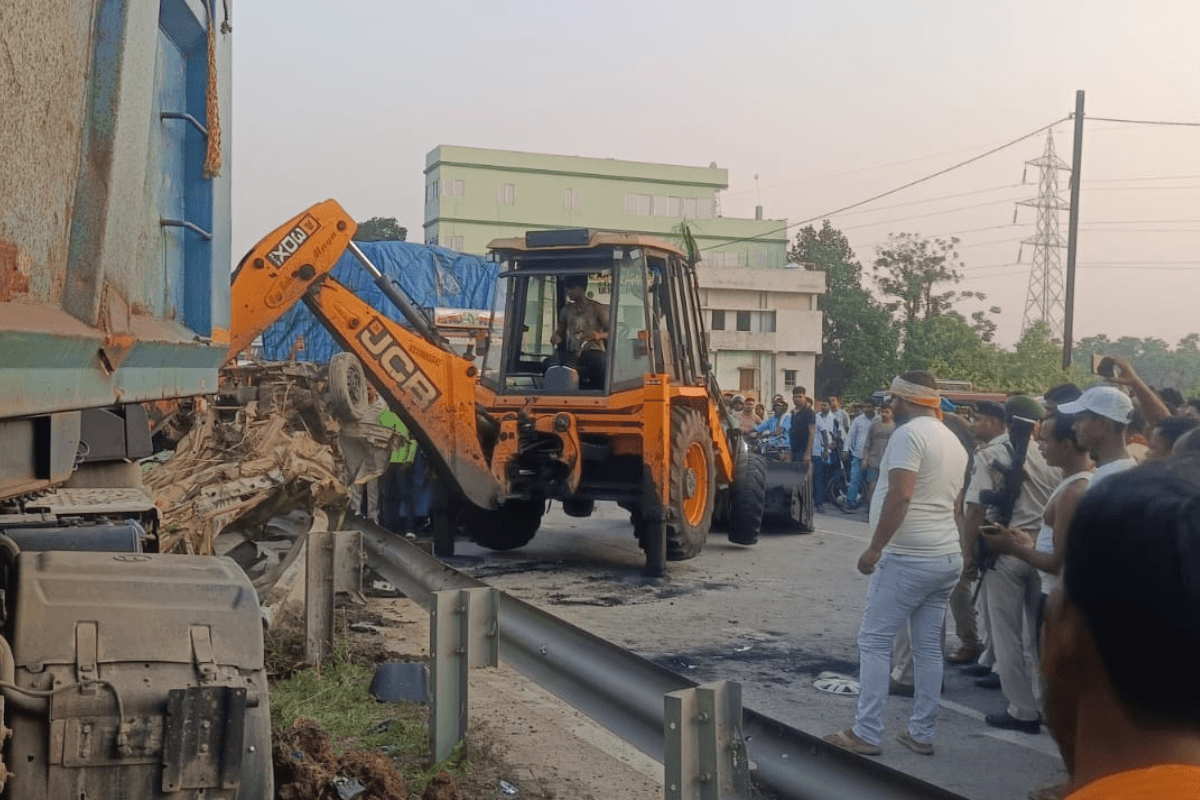 नालंदा में NH-20 पर ओवरटेक करने में कार के उड़े परखच्चे, JCB से काटना पड़ा केबिन; युवक की मौत!