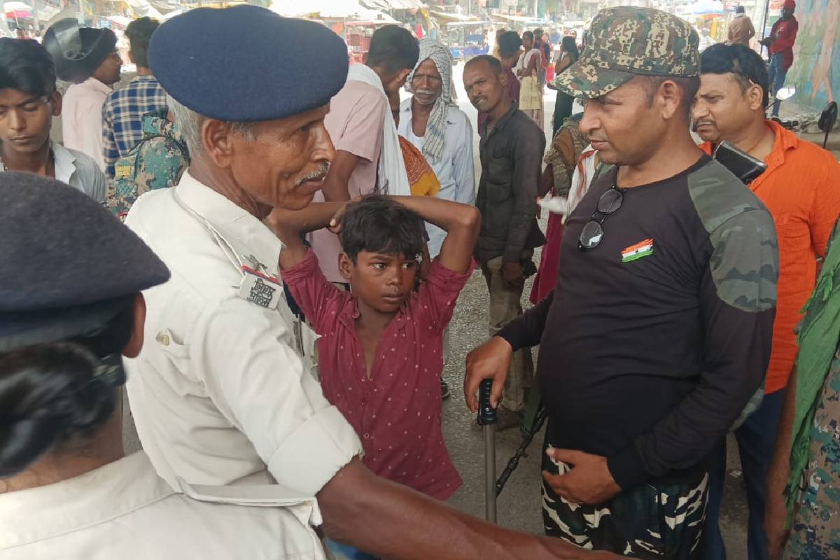 दिल्ली से घर लौट रहा किशोर भभुआ रोड स्टेशन पर भटका, पुलिस ने परिजनों से मिलाया