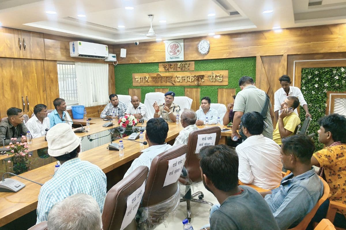 Sitamarhi News: पुपरी नगर परिषद का बड़ा फैसला, जाम से मुक्ति के लिए चिन्हित जगहों पर शिफ्ट होंगे ठेला-टोकरी विक्रेता