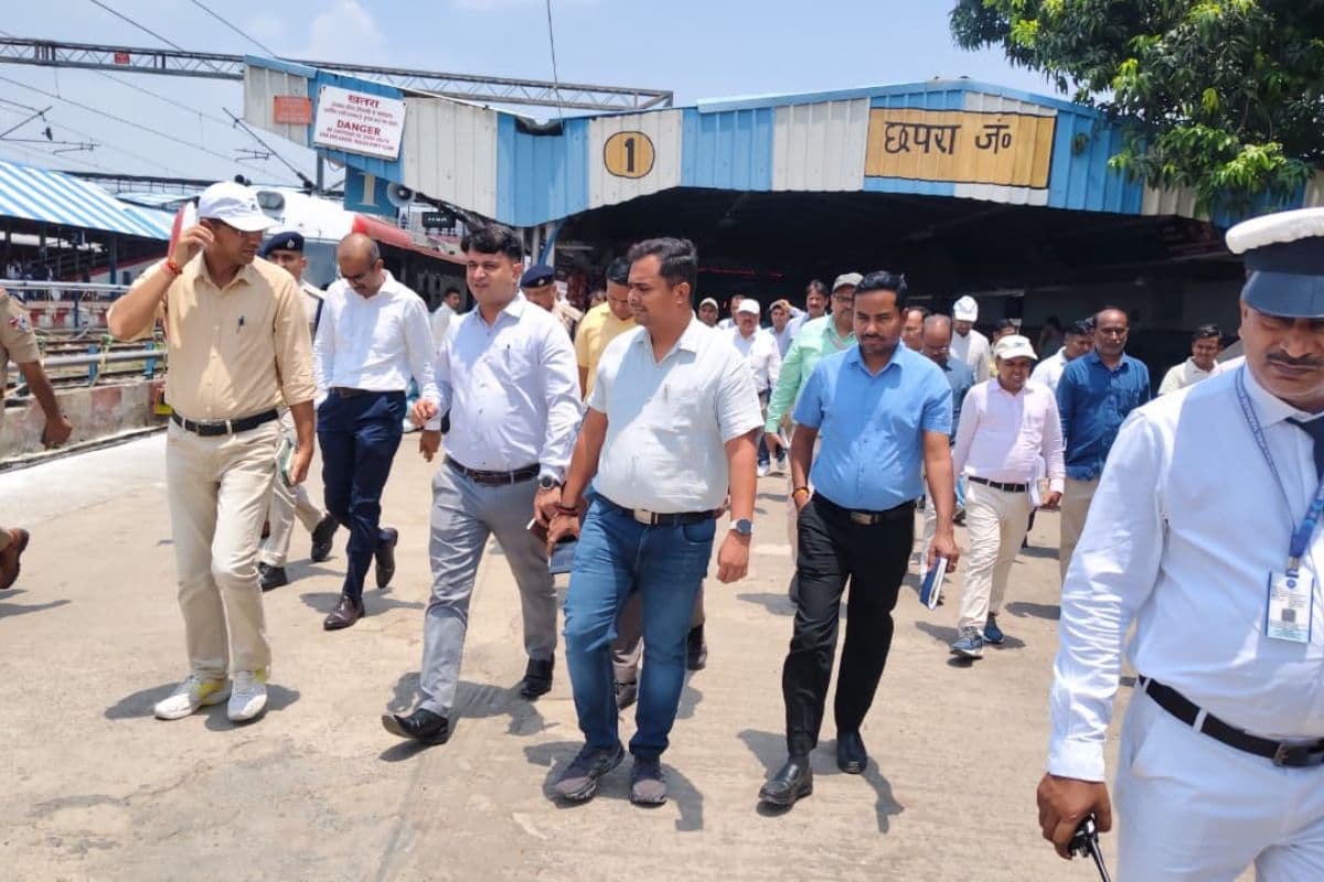 छपरा जंक्शन का DRM ने किया निरीक्षण, मानसून से पहले जलनिकासी और यात्री सुविधाओं की जांच