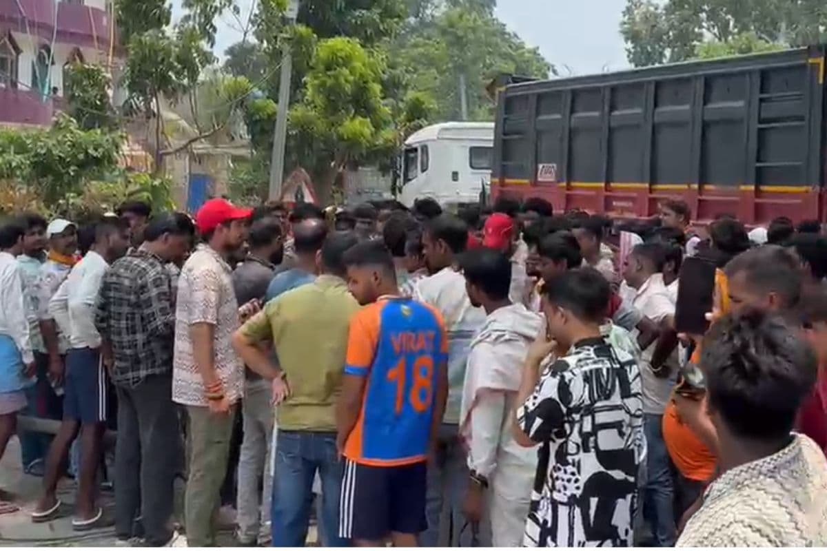 आरा में दर्दनाक सड़क हादसा: हाईवा की चपेट में आई स्कूटी में पत्नी की मौत, पति घायल