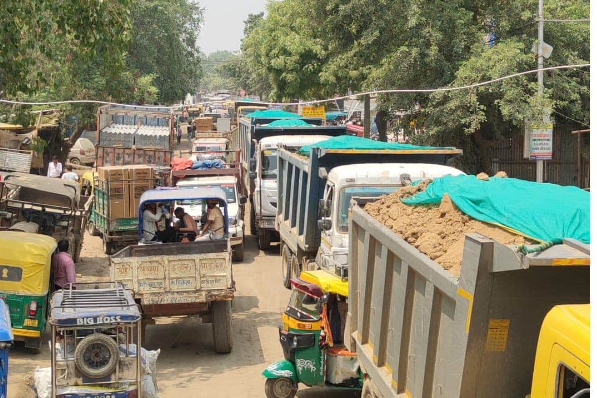 रोहतास में ओवरलोडिंग और लापरवाही के खिलाफ लोगों का फूटा गुस्सा, हादसों से नाराज हो कर किया सड़क जाम