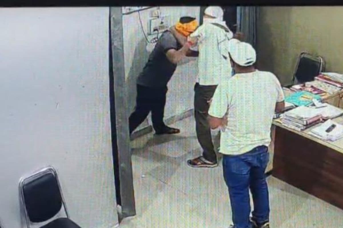 आरा में राजस्व कर्मचारी पर हमला, कार्यालय में घुसकर पीटा, हथियार दिखाकर दी धमकी