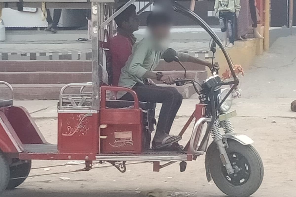 रोहतास में नियमों को ताक पर रखकर ई-रिक्शा चला रहे नाबालिग, सड़कों पर बढ़ा हादसों का खतरा, प्रशासन पर उठे सवाल