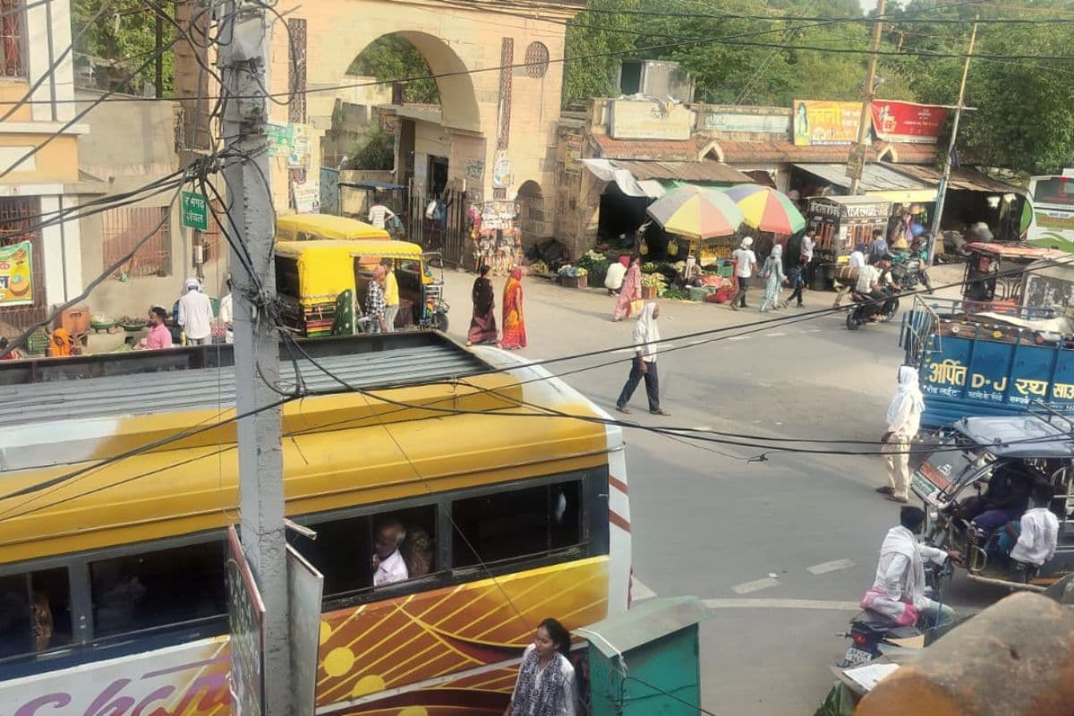 कैमूर के रामगढ़ में 40 लाख से बना बस स्टैंड वीरान, सड़कों पर दिख रहा बसों का कब्जा