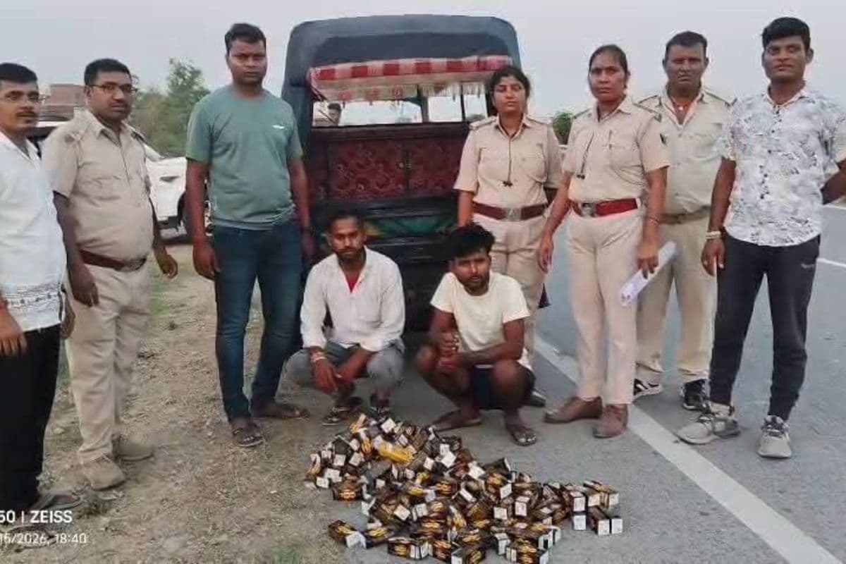 कैमूर के मोहनिया में 26 लीटर अवैध शराब के साथ दो तस्कर गिरफ्तार, ऑटो से हो रही थी सप्लाई