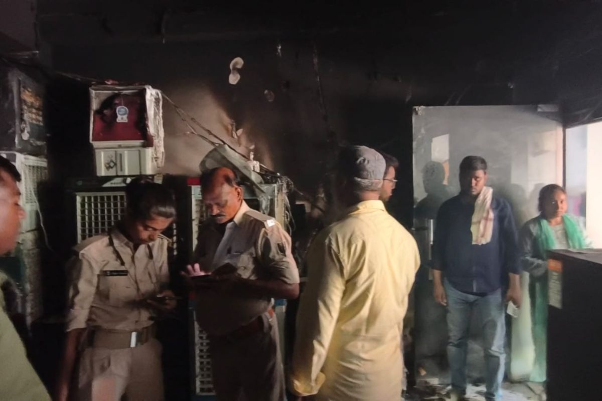 आरा के सपना सिनेमा के पास भीषण अगलगी, इलेक्ट्रॉनिक्स शोरूम जलकर राख