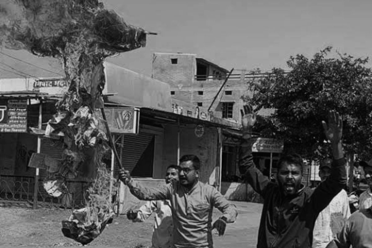 बक्सर में विकास ठप होने पर बवाल, जिप सदस्यों ने DDC का किया पुतला दहन
