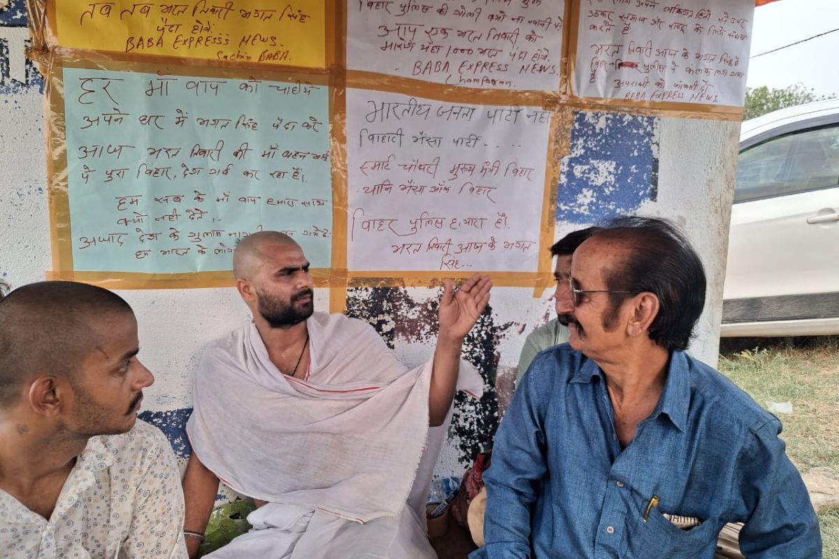 भरत तिवारी को न्याय दिलाने के लिए कटवाए बाल, भोजपुर के बिलौटी में आमरण अनशन शुरू