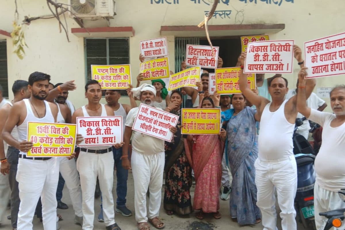 बक्सर में अर्धनग्न होकर पार्षदों ने जताया विरोध, डीडीसी पर मनमानी और उपेक्षा के गंभीर आरोप
