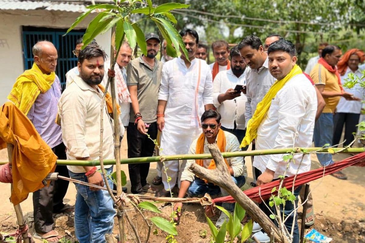 बक्सर के डुमरांव में भाजपा उपाध्यक्ष का आगमन, पौधारोपण कर दिया संदेश