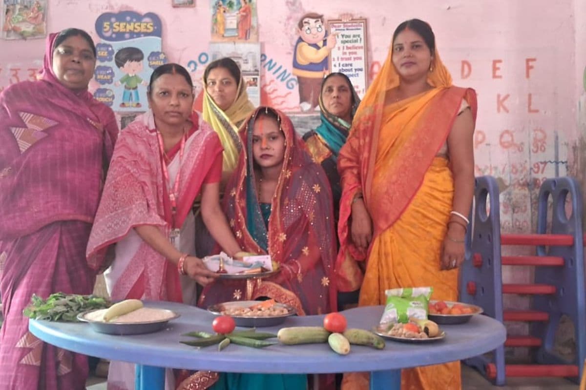 सासाराम में आंगनबाड़ी केंद्र पर गोदभराई कार्यक्रम, गर्भवती महिलाओं को दिया गया पोषण व सुहाग सामग्री