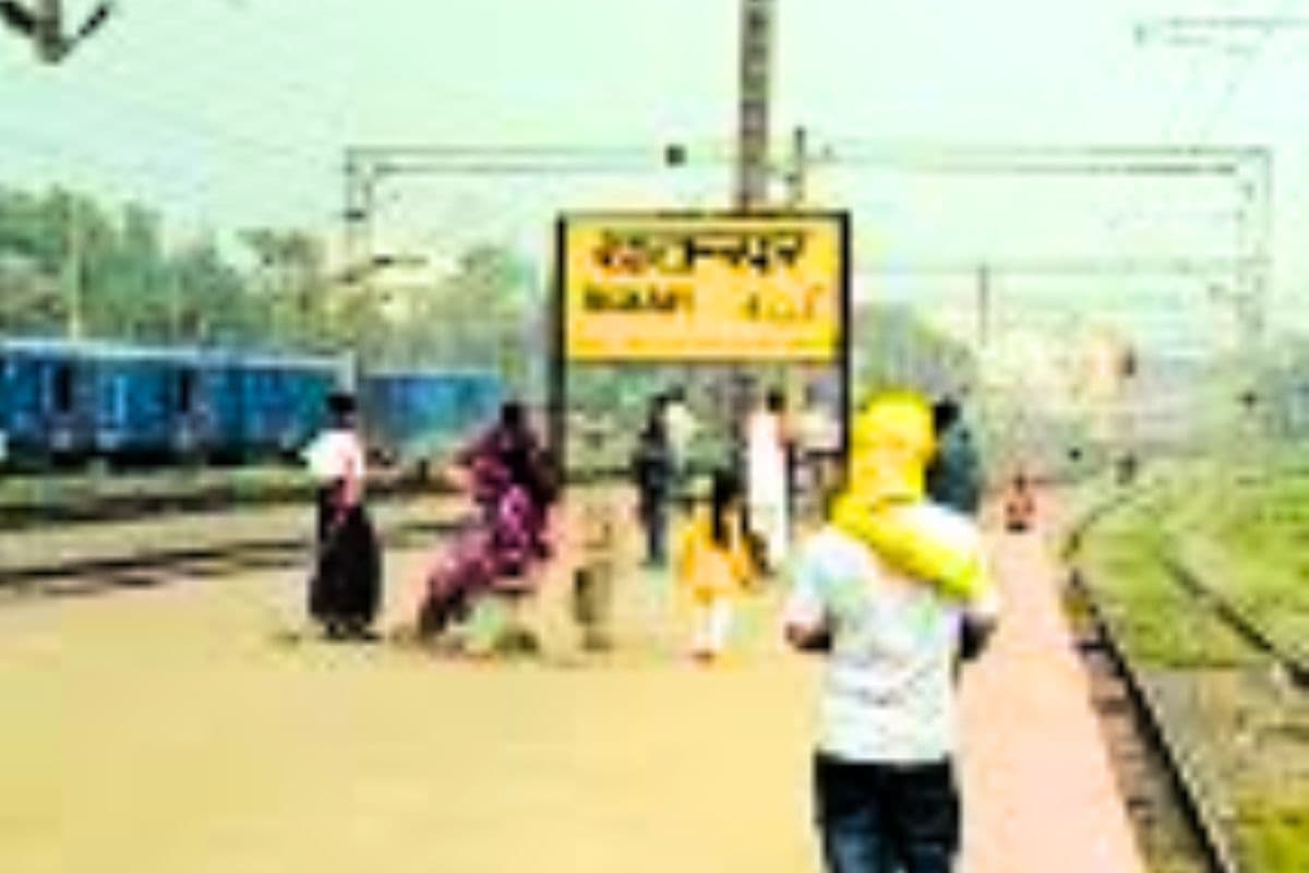 आरा में रेलवे की व्यवस्था पर उठे सवाल, जंक्शन पर बुनियादी सुविधाए ठप, इधर-उधर भटक रहे यात्री