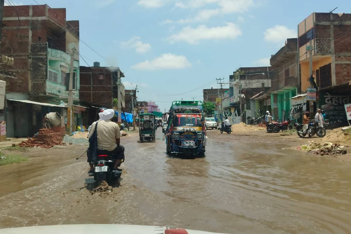 तेज बारिश से लालापुर सड़क बनी झील, डेढ़ करोड़ के नाले के बाद भी जलजमाव से लोग परेशान