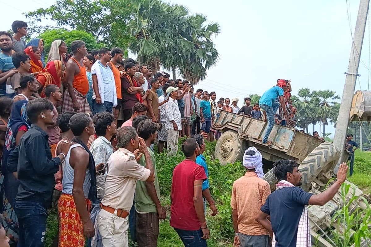 मधुबनी में अनियंत्रित ट्रैक्टर पलटा, सीट के नीचे दबकर चालक की मौत
