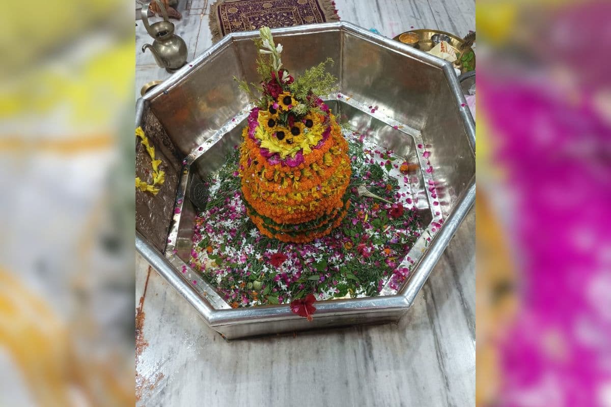 Aaj Ka Darshan: मुजफ्फरपुर के गरीबनाथ मंदिर में उमड़ा आस्था का सैलाब, बाबा का हुआ अलौकिक फूलों से शृंगार