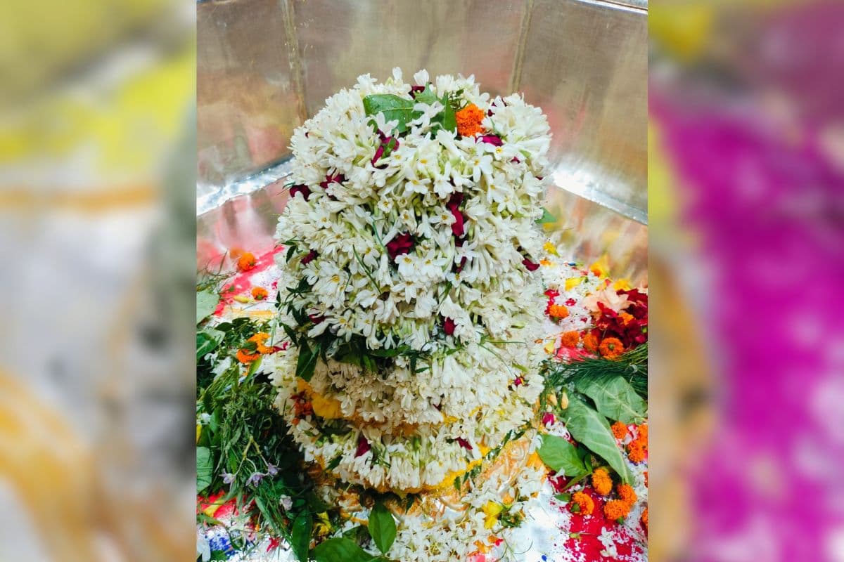 फूलों से हुआ बाबा गरीबनाथ का शृंगार, दर्शन-पूजन के लिए उमड़ी श्रद्धालुओं की भीड़