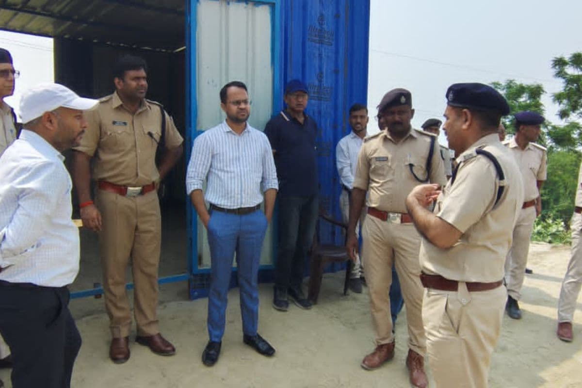 सड़क किनारे अवैध पार्किंग पर जताई चिंता, लेन अनुशासन का सख्ती से पालन करें