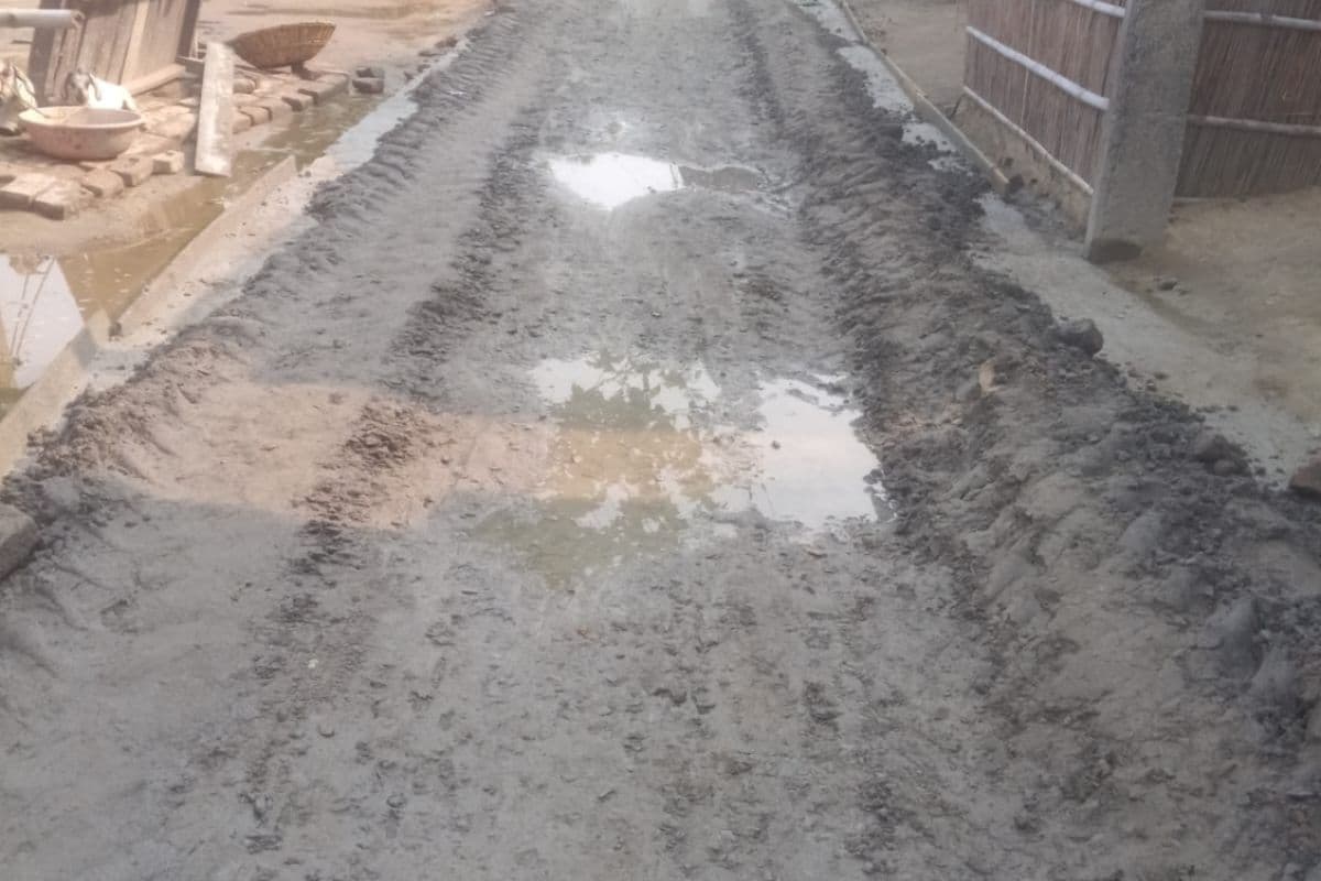 मुखिया ने पीसीसी क्षतिग्रस्त करने का आरोप लगाया, दूसरे पक्ष ने कहा-लोगों ने निर्माण में अनियमितता पर पीसीसी उखाड़ा