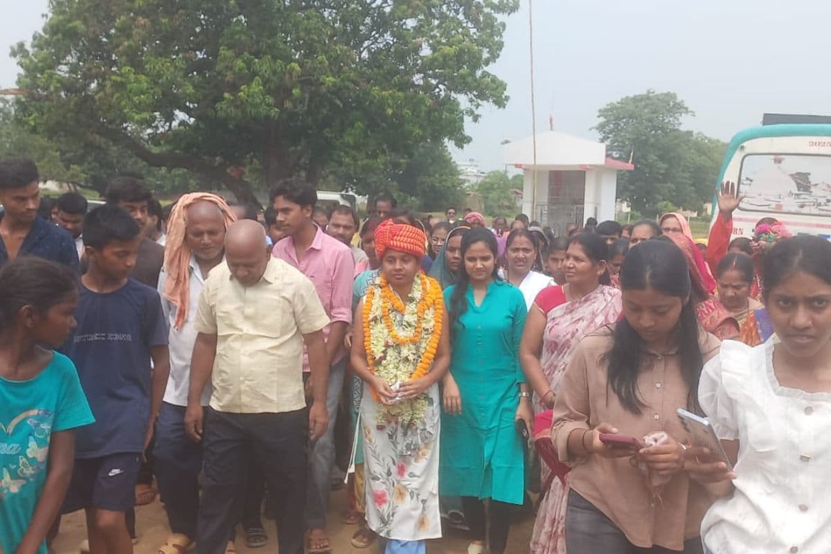 बेलहर में किसान की बेटी सिम्पी बनीं BDO, गांव पहुंचते ही ढोल-नगाड़ों व फूलों से हुआ भव्य स्वागत