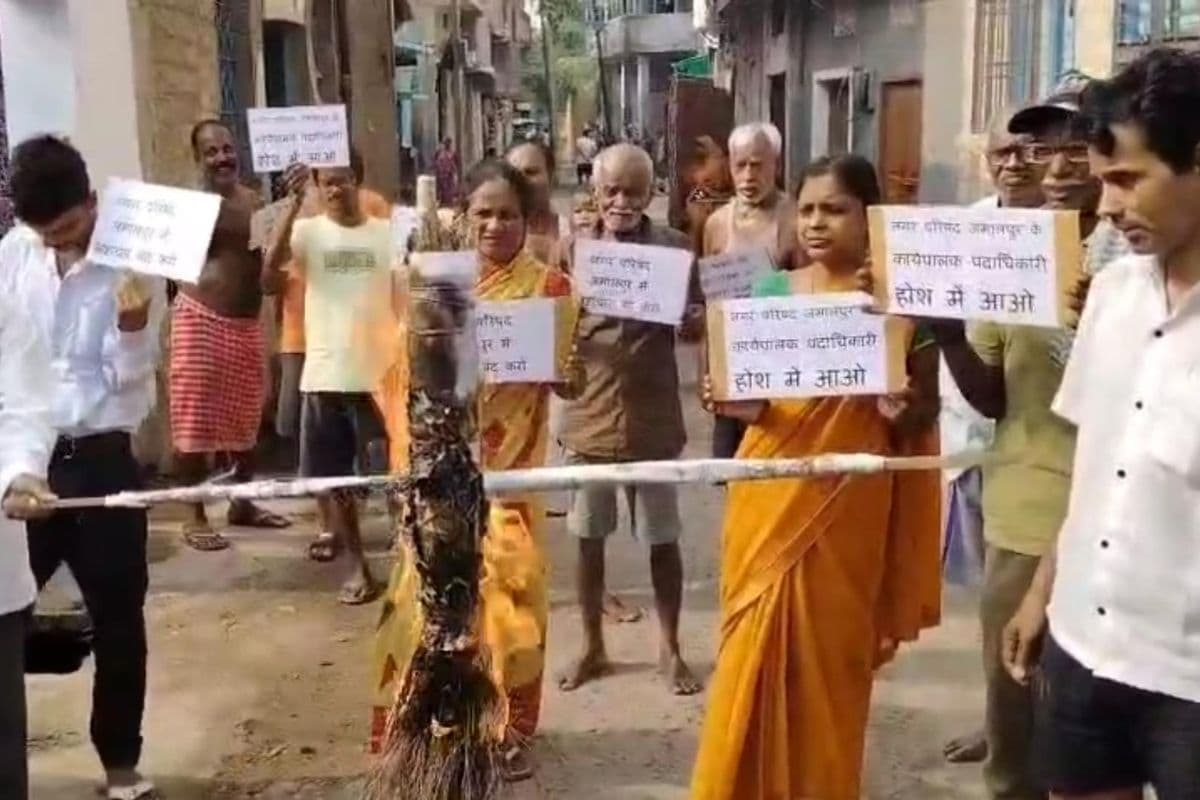 जमालपुर में सड़क, स्ट्रीट लाइट और पानी की समस्या पर फूटा लोगों का गुस्सा, EO का किया पुतला दहन