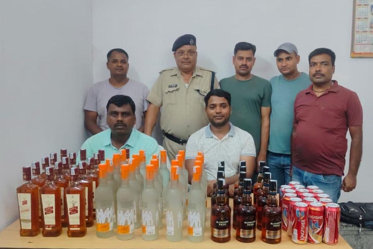 छपरा जंक्शन पर ग्वालियर-बरौनी एक्सप्रेस से 44 लीटर अंग्रेजी शराब बरामद, तस्कर फरार