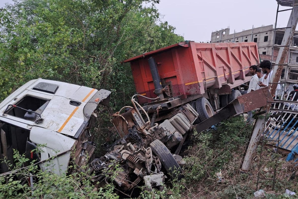 रेलवे फाटक का हाईट गेज तोड़कर बालू लदा हाईवा पलटा, चालक गंभीर रूप से घायल