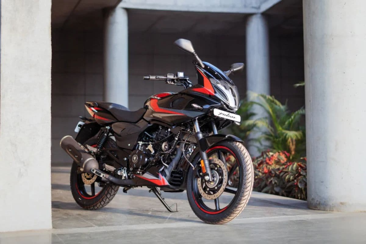 नए LED हेडलाइट के साथ लॉन्च हुई 2026 Bajaj Pulsar 220F, जानें कीमत और फीचर