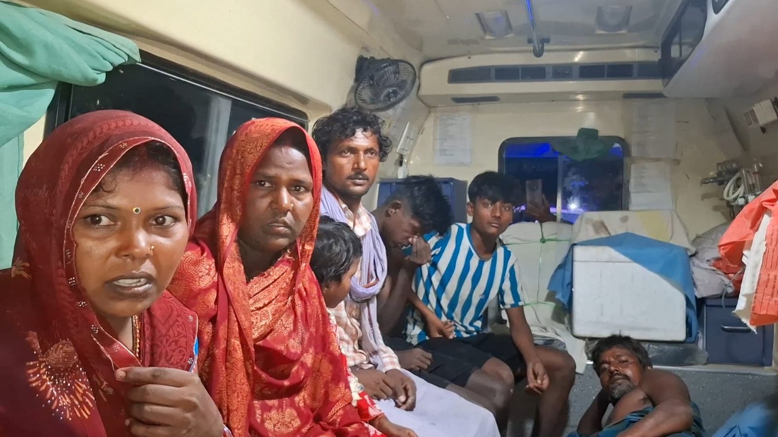 मनिहारी गंगा घाट पर बड़ा हादसा टला, कारगिल दियारा जा रही नाव डूबी, 11 यात्रियों की बची जान