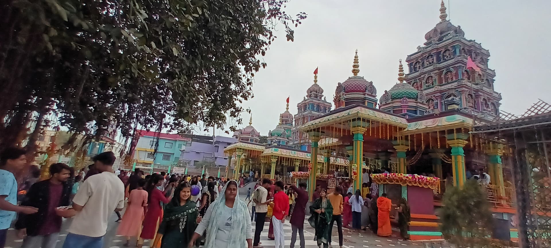 आज का दर्शन : गोवर्धन मंदिर में सुबह और शाम संध्या आरती में श्रद्धालुओं की भीड़