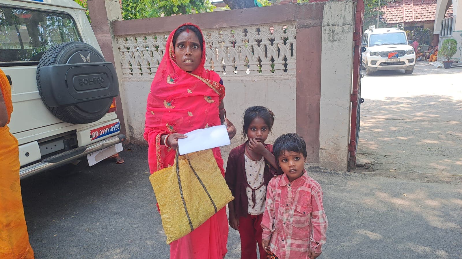 मुंगेर में चार माह से बेटे की तलाश में भटक रही मां, पोस्टर लेकर गांव-गांव पहुंच रही मनीषा देवी, एसपी से लगायी गुहार